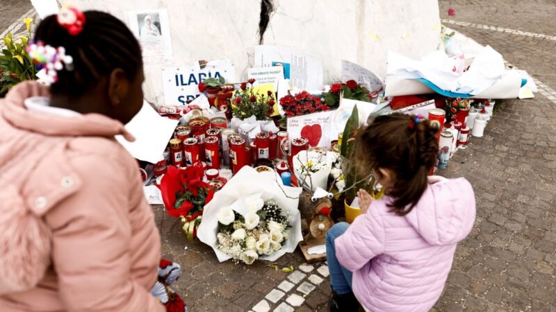 Pope thanks children who prayed for him outside hospital