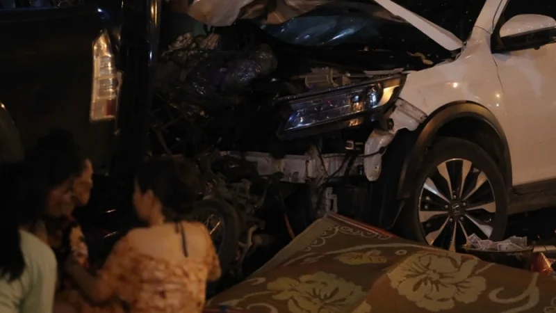 Drunk car driver crashes into multiple vehicles in Hanoi, kills street vendor