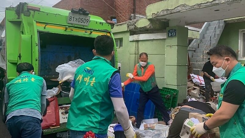 South Korean officials remove 80 tonnes of hoarded garbage from family home