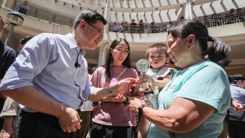 Policy address set for September 17, Hong Kong leader says during community visit