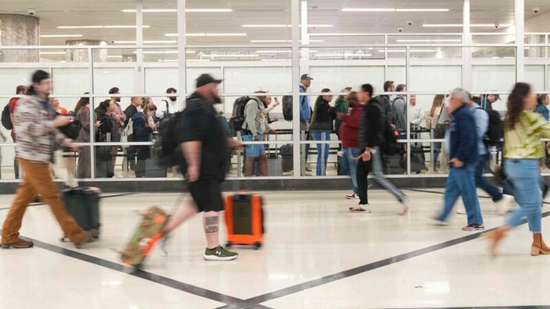 More than 800 flights cut across the US in government paralysis