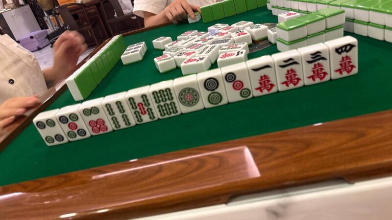 #网友分享  外面都在炸，我们在摸牌 

柬埔寨大部分地