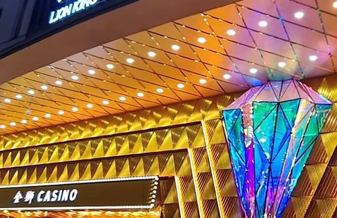 #网友投稿：金狮赌场大门上去楼上公司的大门已经被封锁了，不让