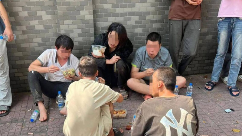 #网友投稿：

金边大使馆排长龙，无家可归的人都出来了，
