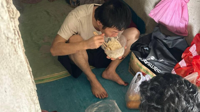 #网友投稿 #西港

一名中国籍男子，处于身体虚弱、面色