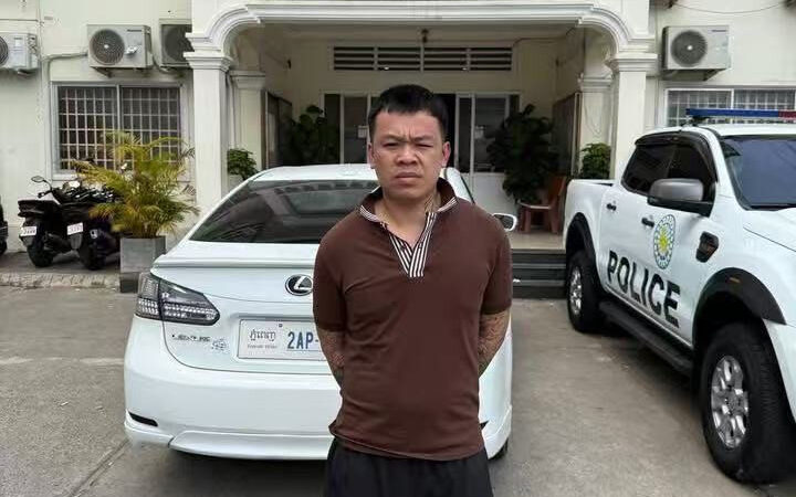 14小时破案！金边警方突袭公寓救人质，现场视频曝光