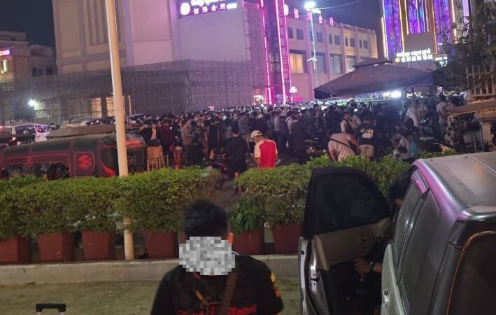 #网友反馈：木牌这边今晚已经人山人海了

PS：不知道的