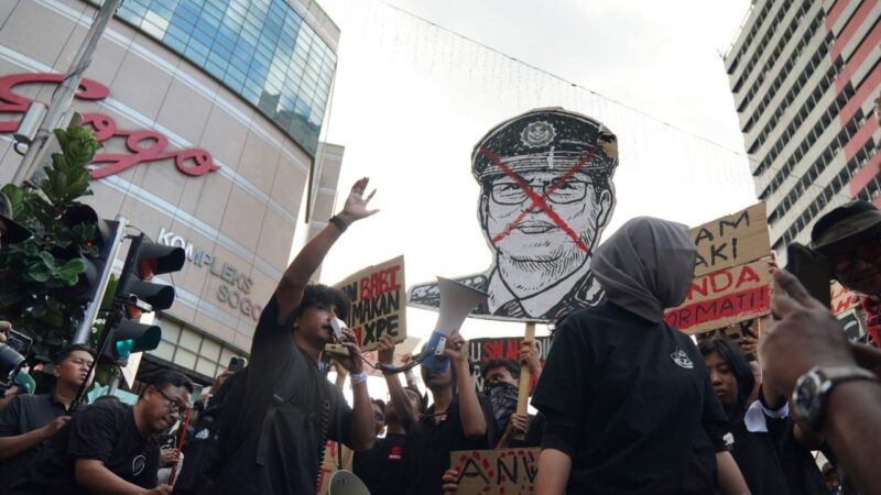 Malaysia summons anti-corruption chief in stock ownership probe