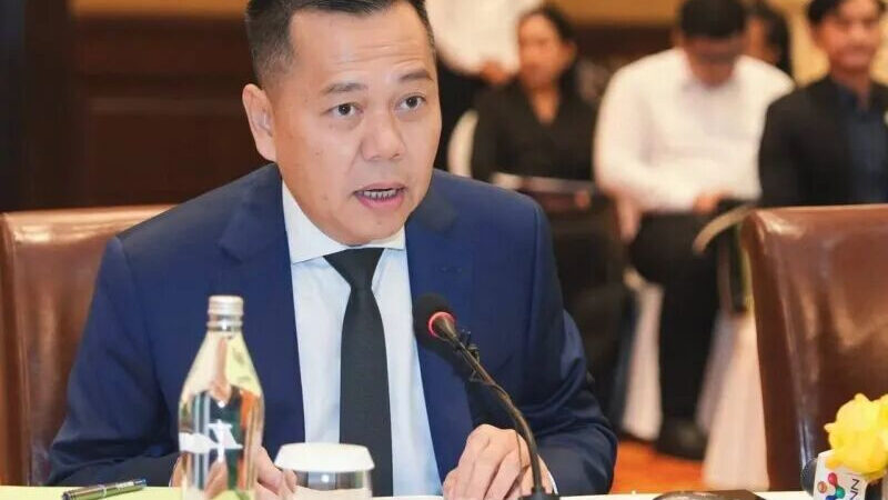 柬埔寨财经部国务秘书潘柏拉近日在主持“经济管理与2026年国