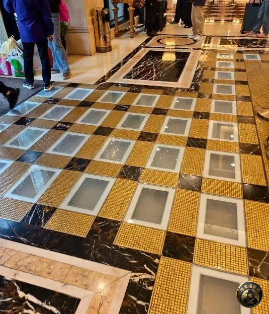 🇨🇳澳门英皇酒店的“黄金大道”金砖撤走，溢价10倍套现近1亿