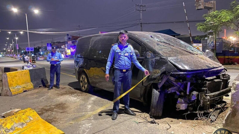 西港：疯狂肇事逃逸！汽车连撞民宅、行人与耕牛，最终撞向隔离带