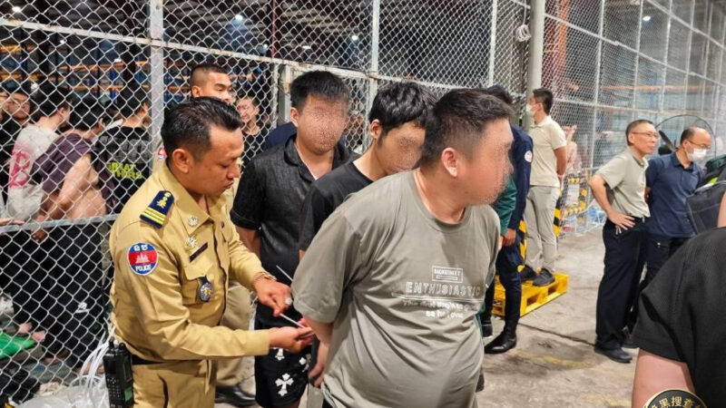 110名涉嫌网络诈骗的中国人被驱逐出境

昨天晚上，柬埔