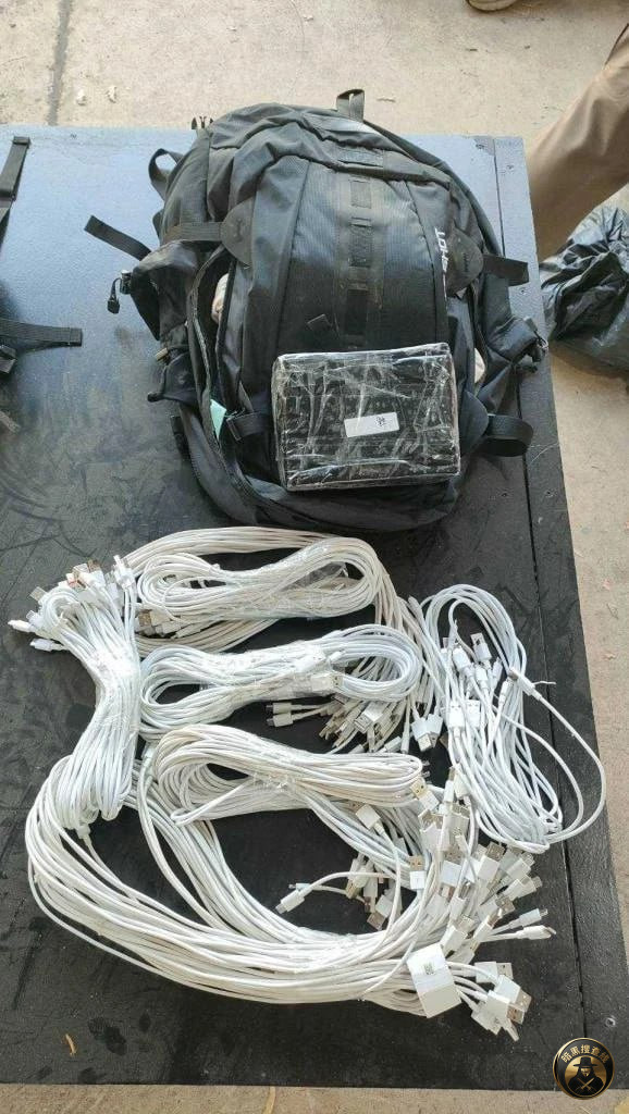 警方突袭截获13名中国籍非法入境者,车内藏近300部手机! 警方突袭截获13名中国籍非法入境者,车内藏近300部手机!