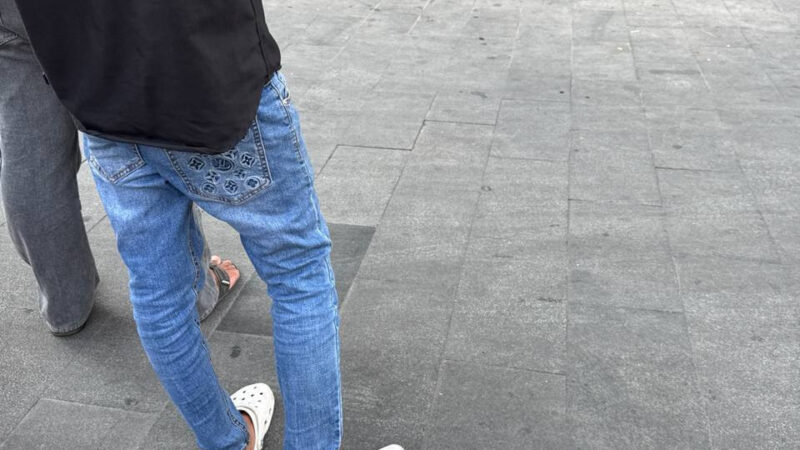 #突发事件

红灯笼十字路口的理发店门口，有人坐在那里就