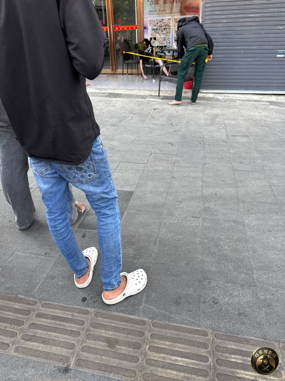 #突发事件
红灯笼十字路口的理发店门口,有人坐在那里就 #突发事件
红灯笼十字路口的理发店门口,有人坐在那里就