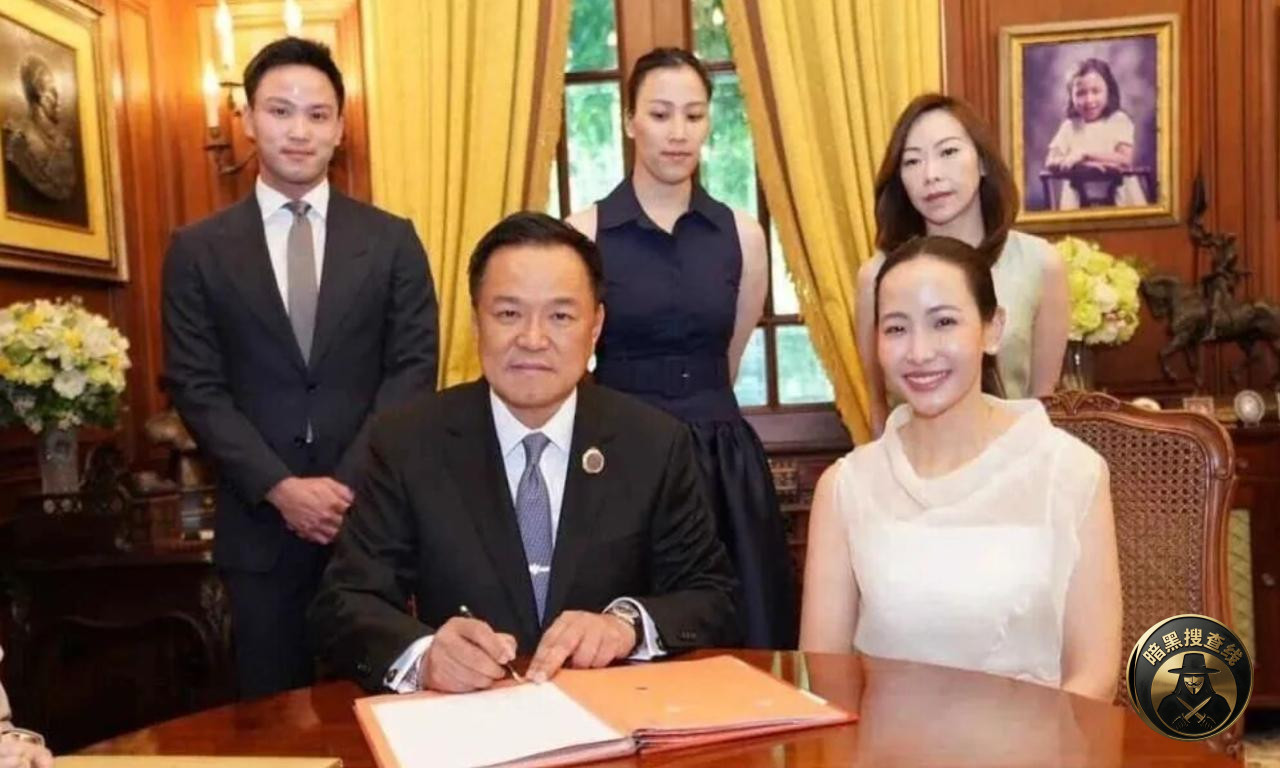 泰国总理今日登记结婚
今天上午,泰国总理阿努廷与伴侣塔 泰国总理今日登记结婚
今天上午,泰国总理阿努廷与伴侣塔