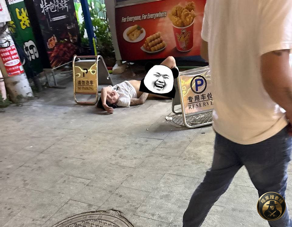 #网友投稿:西港双狮旁边香格里拉酒店门口一名大哥又陷入自我陶 #网友投稿:西港双狮旁边香格里拉酒店门口一名大哥又陷入自我陶