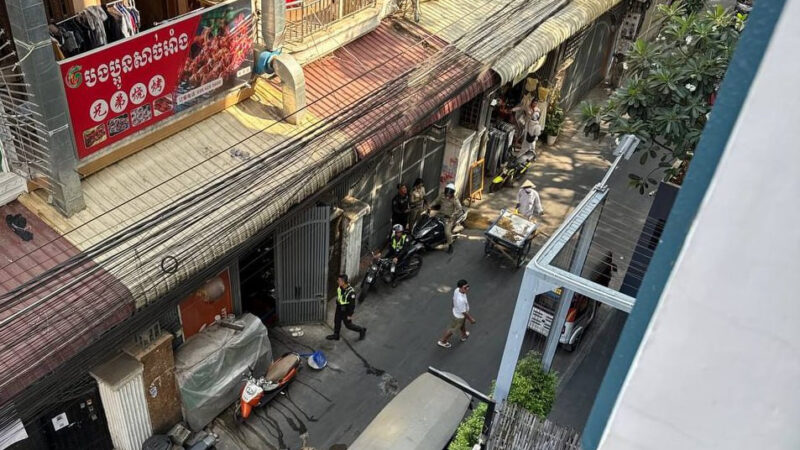 #网友反馈：永旺一对面的本地小区在上门查证件，

上午查