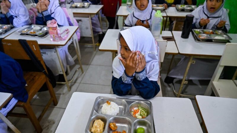 Indonesia cuts free meals to save US.3 billion as fuel prices soar