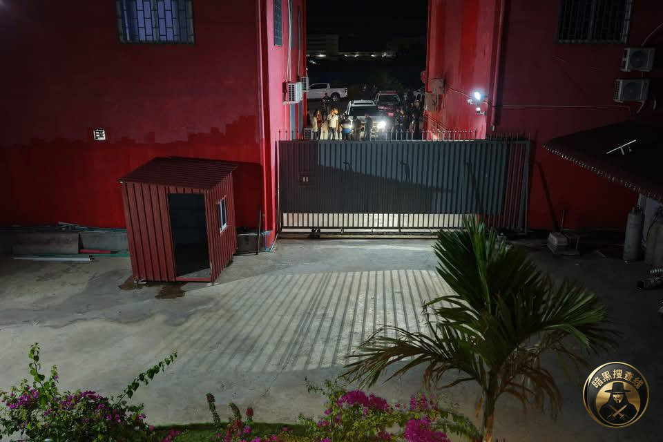 【🇰🇭贡布警方排查可疑涉诈地点】
贡布警方于昨晚(2月 【🇰🇭贡布警方排查可疑涉诈地点】
贡布警方于昨晚(2月