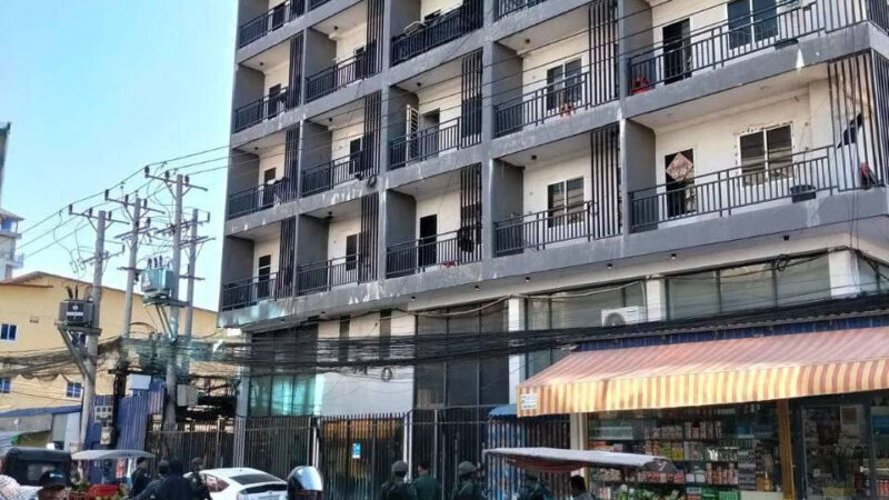 #网友反馈：

今天早上，🇰🇭波贝市区的一栋公寓楼被宪兵