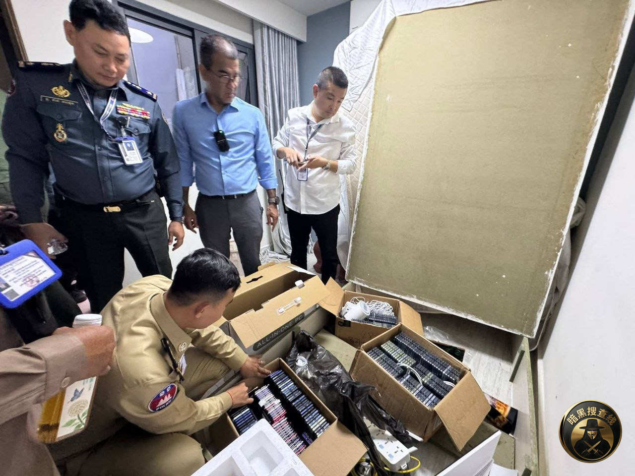 金边警方突查非法网络服务点 多人被带走调查
据柬埔寨执 金边警方突查非法网络服务点 多人被带走调查
据柬埔寨执