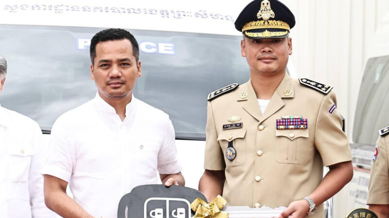 柬埔寨内政部长苏速卡向西港警方捐赠5辆工作用车

今天上