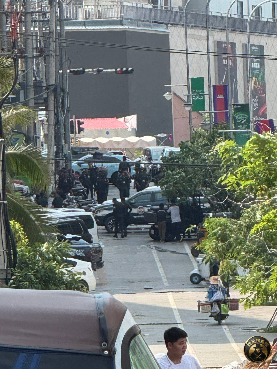 #突发事件:🇰🇭西港“砖石赌场”,刚刚宪兵抵达现场包围起来了 #突发事件:🇰🇭西港“砖石赌场”,刚刚宪兵抵达现场包围起来了