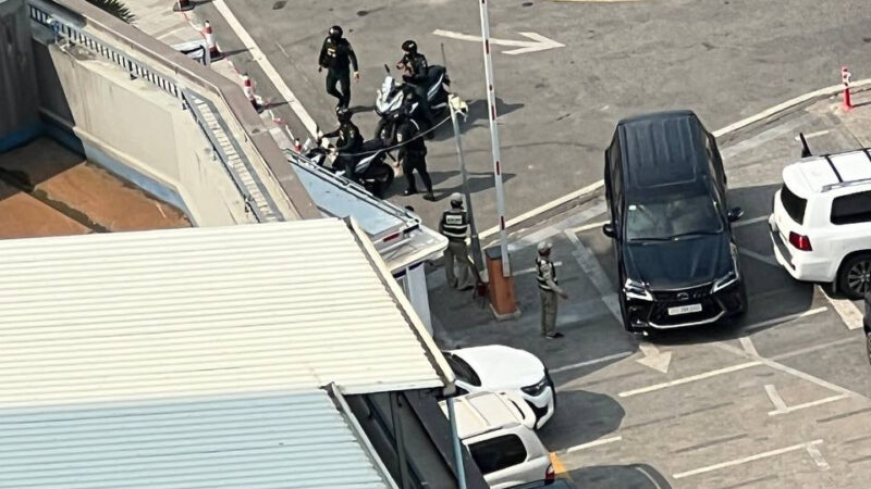 #突发事件 #富力

富力正门口，刚到宪兵和警察一车人，
