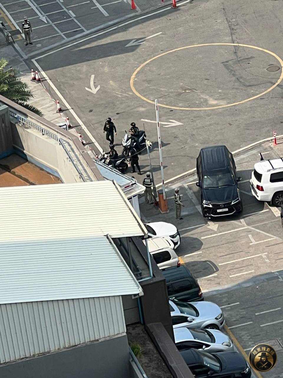 #突发事件 #富力

富力正门口，刚到宪兵和警察一车人，