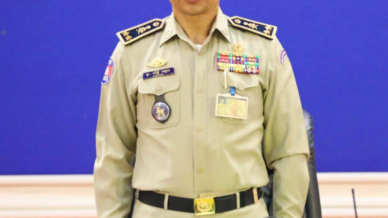 班迭棉吉省专员被撤换 少将西斯·洛接任

当地时间202