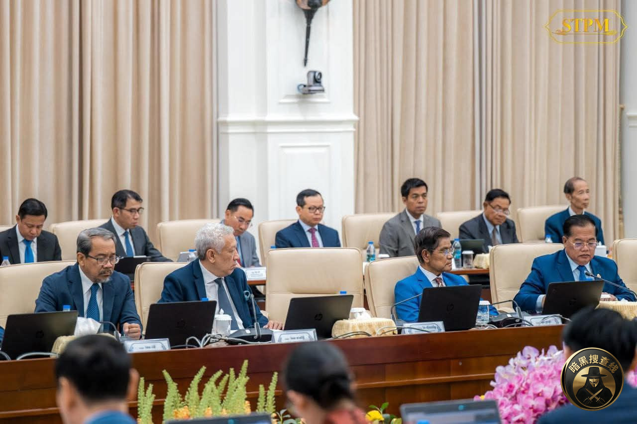 今天上午,柬埔寨召开内阁全体会议,讨论并通过以下议程: 今天上午,柬埔寨召开内阁全体会议,讨论并通过以下议程: