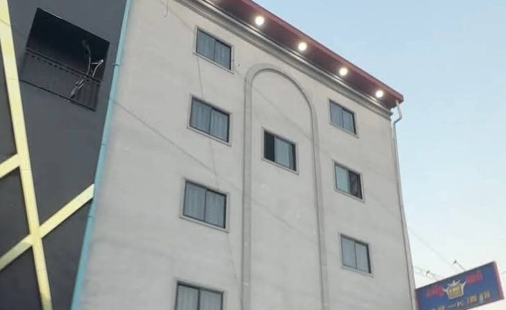 印尼人求救：疑遭囚禁从事电诈，40余人被困KTV旁建筑