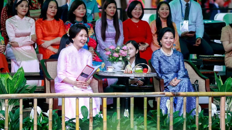 South Korea first lady enjoys tea, water puppets in Hanoi