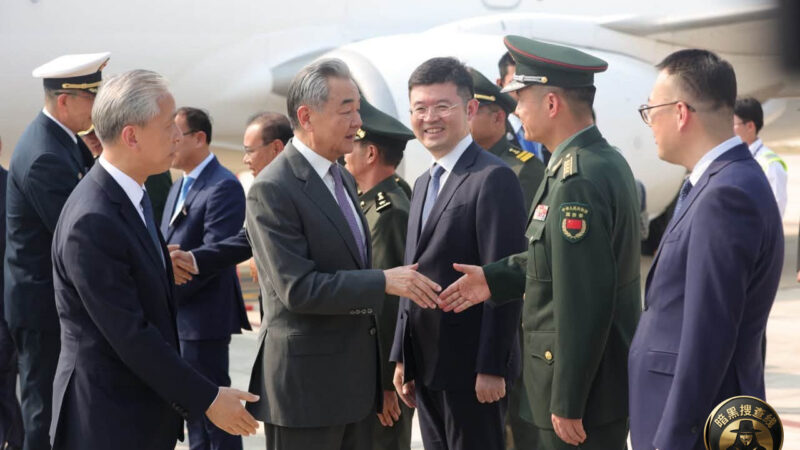 #柬埔寨新闻  中国外交部长王毅与中国国防部长董军抵达柬埔寨