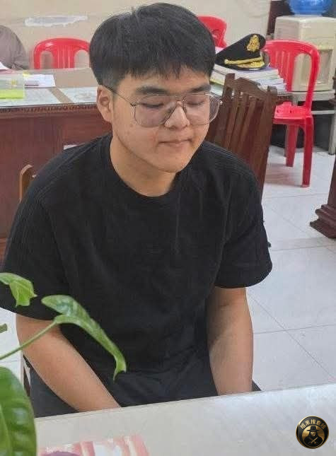 逃不掉的!马德望奔驰车撞死6人嫌犯,在父母陪同下投案 逃不掉的!马德望奔驰车撞死6人嫌犯,在父母陪同下投案