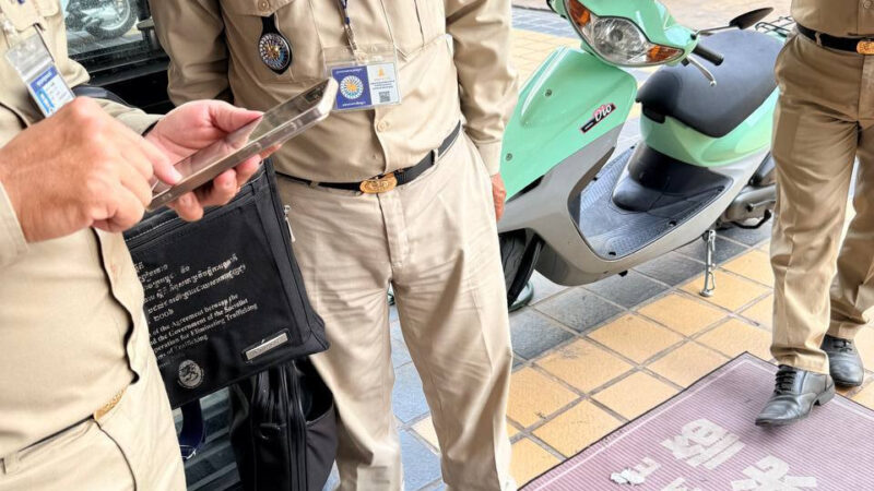 网友投稿：

🇰🇭金边“永旺二”中国超市背后宪兵在查商户