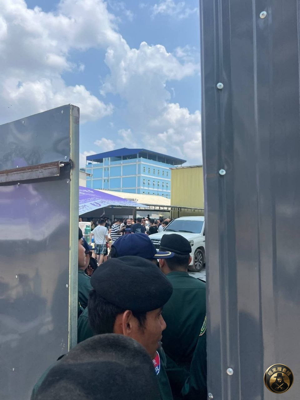#最新消息:波贝这栋楼被警察围了,里面的推推一个都跑不了,不 #最新消息:波贝这栋楼被警察围了,里面的推推一个都跑不了,不