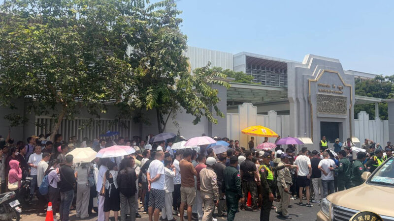 12:20  汇旺维权人群正在向国家银行门口汇聚