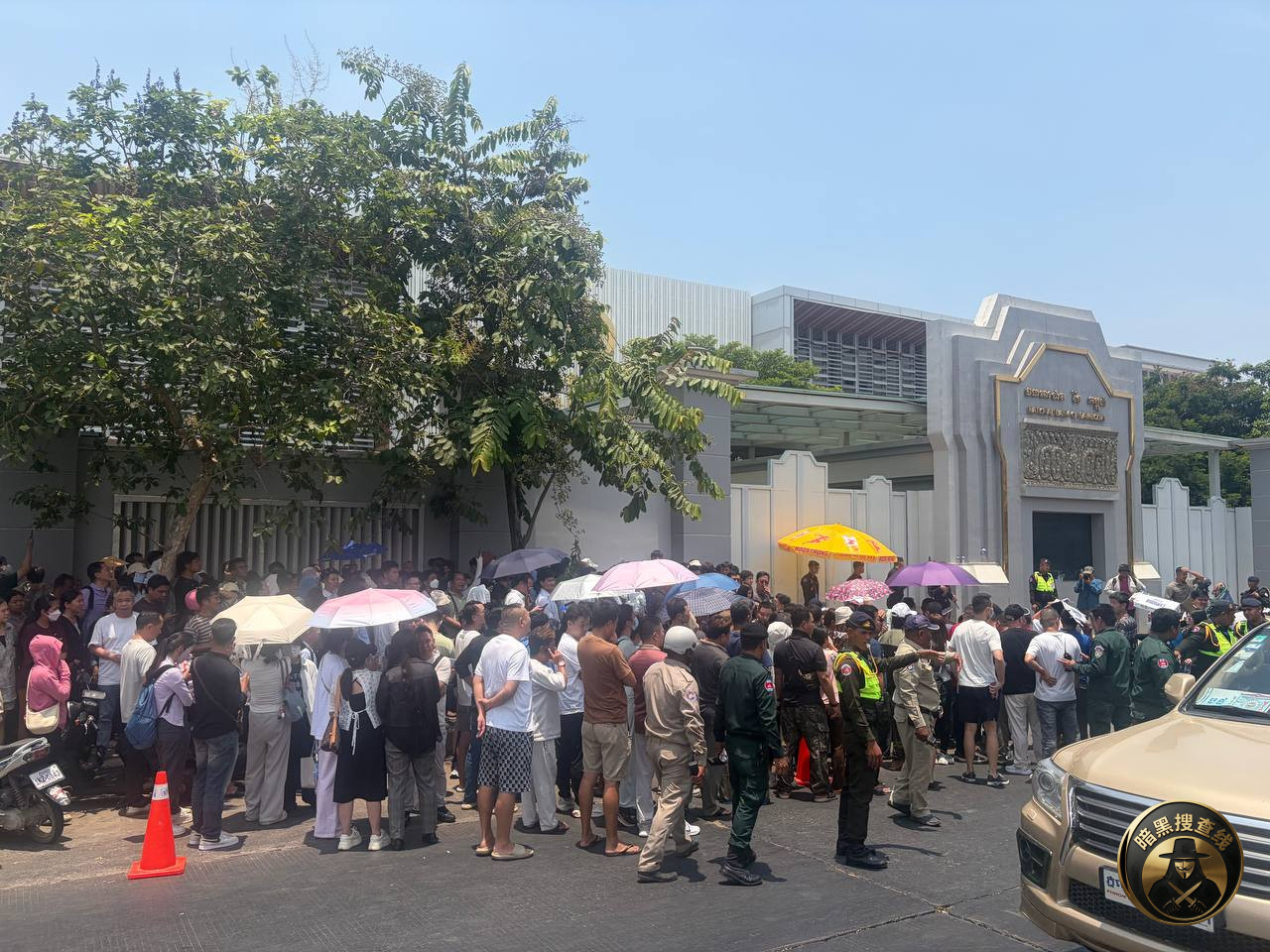 12:20 汇旺维权人群正在向国家银行门口汇聚 12:20 汇旺维权人群正在向国家银行门口汇聚