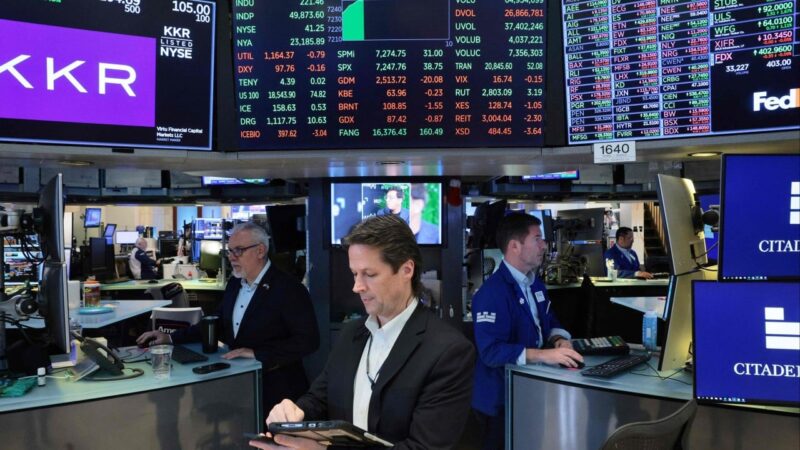 Wall Street hesitates, oil prices rise amid uncertainty in Strait of Hormuz