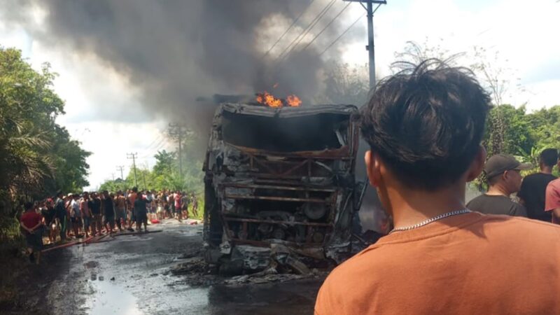 Bus and oil tanker collide in Indonesia, killing at least 16 people