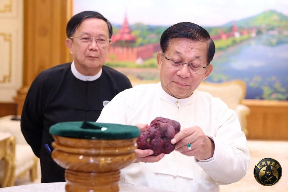 🇲🇲 缅甸发现1.1万克拉巨型红宝石
昨天,缅甸官方媒 🇲🇲 缅甸发现1.1万克拉巨型红宝石
昨天,缅甸官方媒