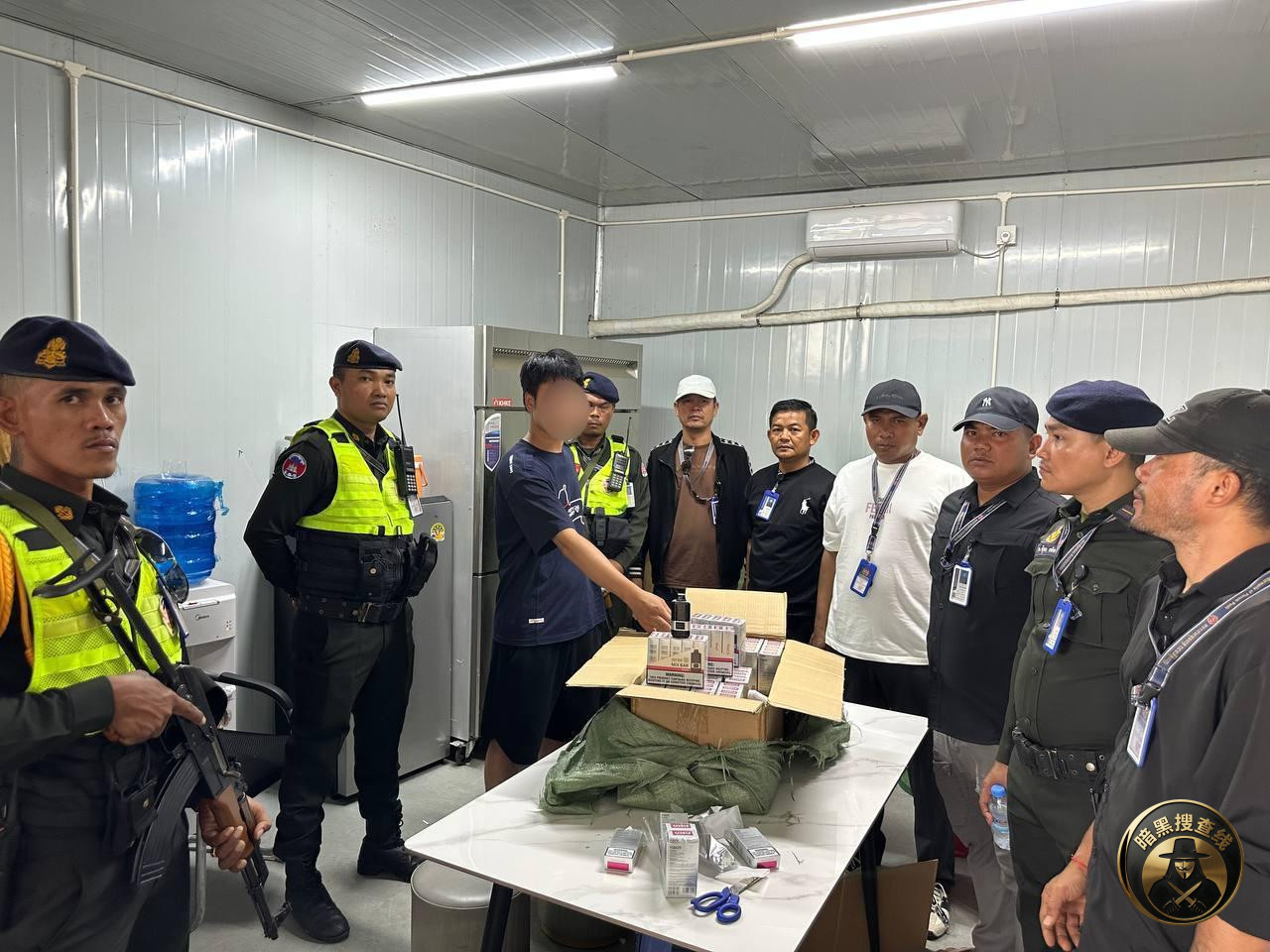 金边宪兵查获2600盒电子烟：一中国老板被抓！

今天中