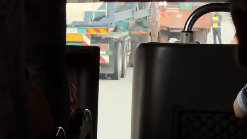 #群友投稿：马来西亚吉隆坡现在整天疯了一样查车，大巴车都要拦
