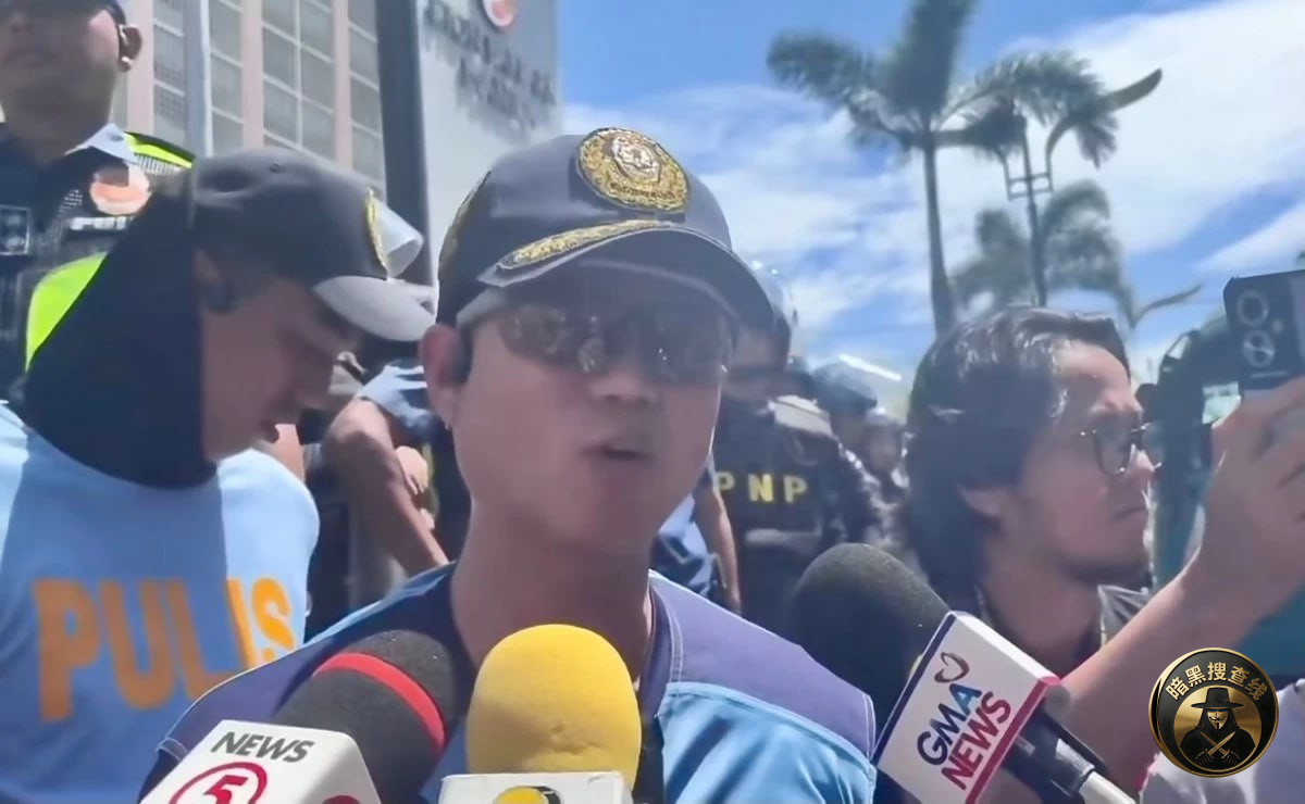 #马尼拉五一劳动节游行爆冲突:警方称一名警员手机被抢,还遭拳 #马尼拉五一劳动节游行爆冲突:警方称一名警员手机被抢,还遭拳