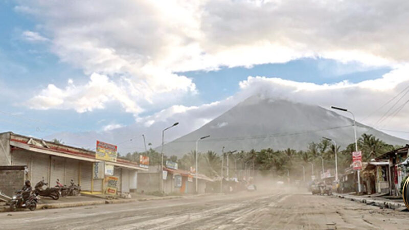 马荣火山活动加剧：超12万人受影响，1400户紧急撤离