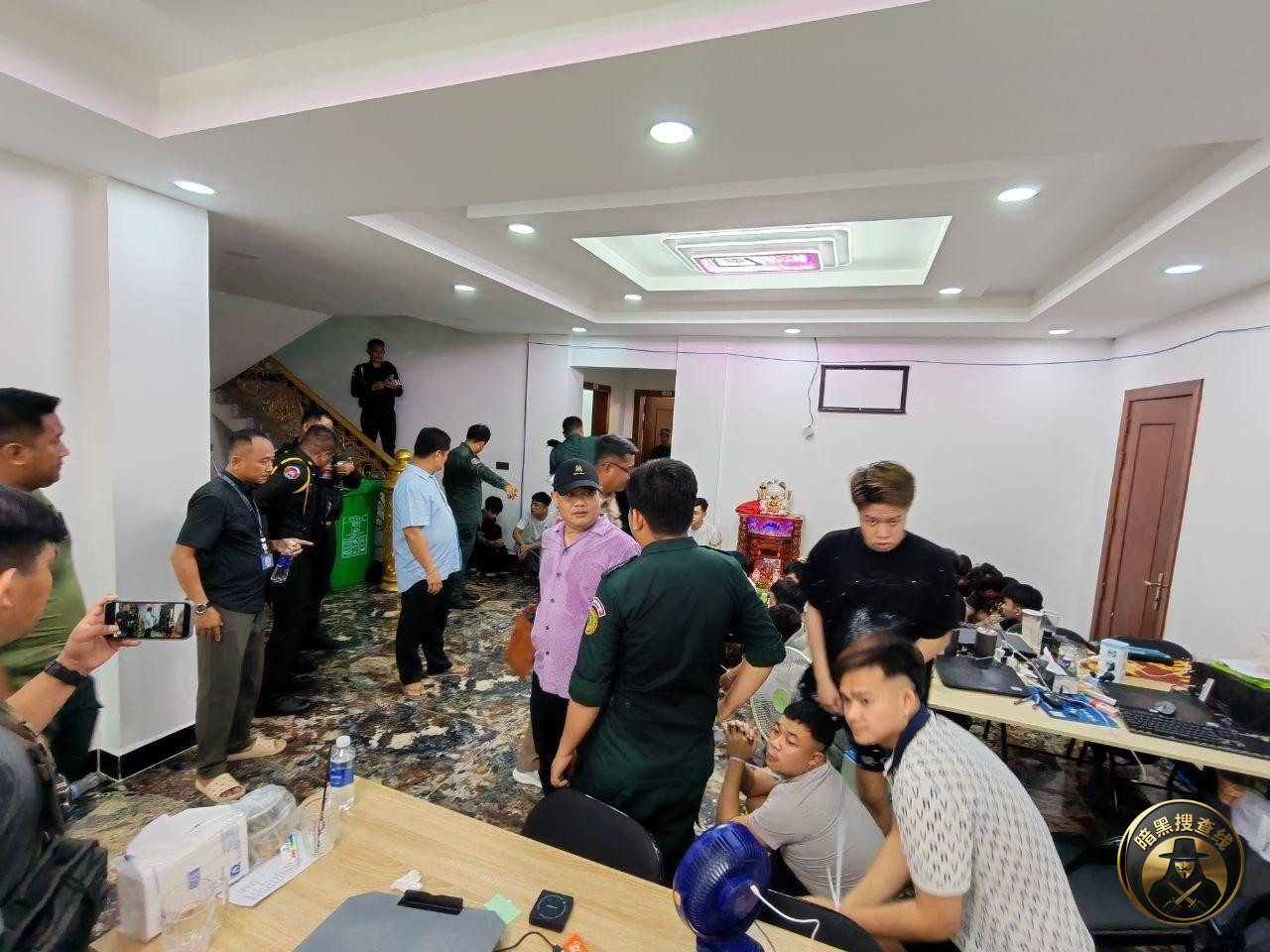 木牌打击电诈,60人被抓
5月26日,柴桢省巴域市统一 木牌打击电诈,60人被抓
5月26日,柴桢省巴域市统一
