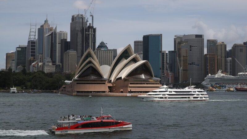 Australia suspends new private college courses for international students