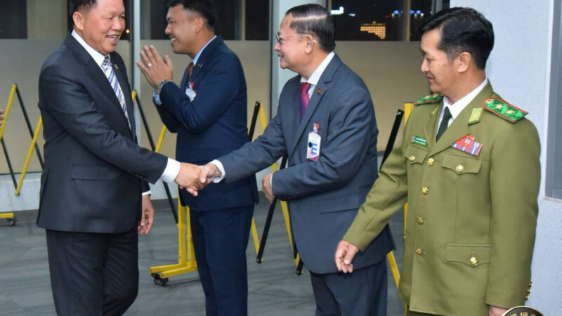 老挝公安部部长圆满结束对柬埔寨王国的访问并返国

老挝人